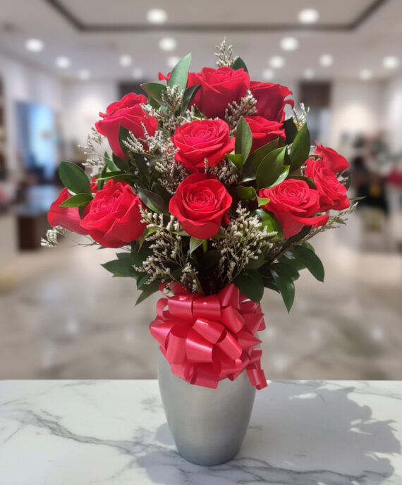 Arreglo de rosas rojas en jarrón plateado toma la imagen adjunta como base y genera 6cednrzp 1