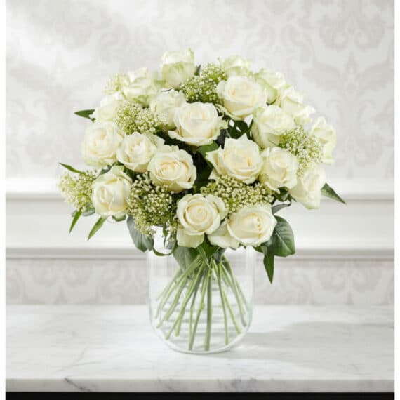 Arreglo Floral Estefanía: 24 Rosas Blancas Puras para Regalar Arreglo floral Estefanía con 24 rosas blancas frescas en un jarrón de cristal sobre una mesa de mármol, con un fondo elegante