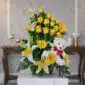 Arreglo floral exótico Amaretto con rosas amarillas, lirios blancos y gerberas, acompañado de un oso de peluche blanco con la