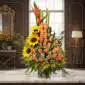 Arreglo floral exótico Intocable con rosas naranjas, girasoles vibrantes y aves del paraíso, sobre mármol en un elegante lobb