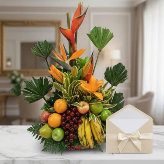 Arreglo floral exótico con frutas frescas como naranjas, manzanas, uvas y plátanos, acompañado de flores de ave del paraíso y