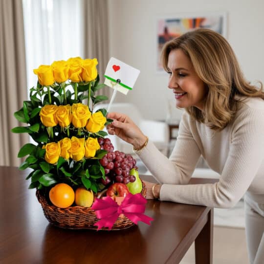Mujer elegante admirando un Arreglo Floral con Frutas Paraíso, compuesto por rosas amarillas, uvas, manzanas y naranjas en un