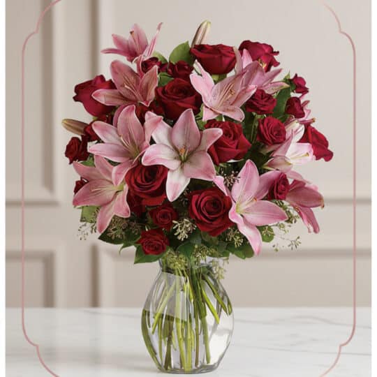 Arreglo floral Nabila con 30 rosas rojas y lirios rosados en un jarrón de cristal, ideal para ecommerce.