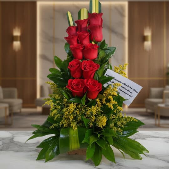 Arreglo floral Pensando en Ti con rosas rojas vibrantes y follaje verde, ideal para expresar amor y cariño en cualquier ocasi