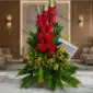 Arreglo floral Pensando en Ti con rosas rojas vibrantes y follaje verde, ideal para expresar amor y cariño en cualquier ocasi