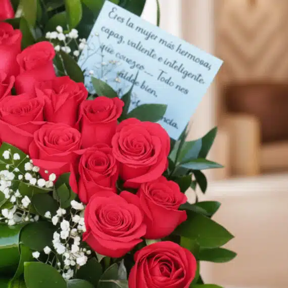 Primer plano extremo de un arreglo floral con rosas rojas Voluta, mostrando texturas hiperrealistas, sutiles gotas de rocío y