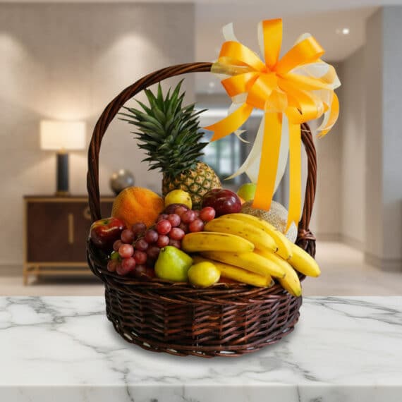 Canasta de Frutas Sirio: Frescura y Elegancia para Regalar Canasta de frutas Sirio con piña, uvas, manzanas, plátanos y melón, sobre mármol pulido en un entorno de lujo, ideal para reg