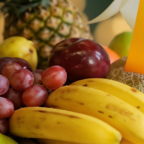 Primer plano extremo de la Canasta de Frutas Sirio con textura hiperrealista, gotas de rocío sutiles y colores vibrantes, des