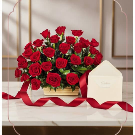 Cesta de rosas rojas GIOIA con 40 flores, tarjeta de regalo y cinta satinada sobre mármol, ideal para un regalo elegante.