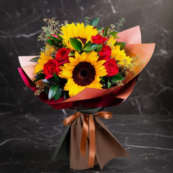 Ramo Aurora: Rosas Rojas y Girasoles Vibrantes para Alegrar el Día Ramo Aurora de rosas rojas y girasoles vibrantes, envuelto elegantemente en papel de tonos tierra y atado con un lazo de saté