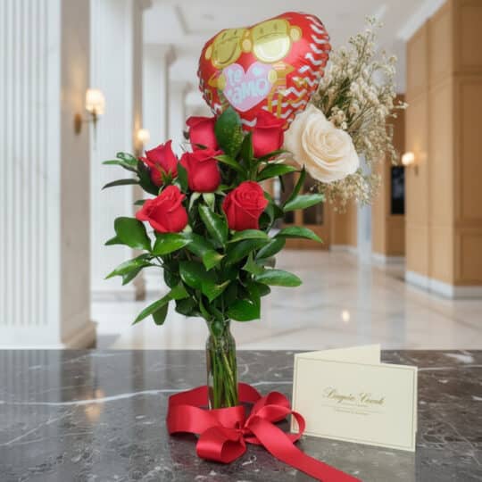 Arreglo floral Solitario con Rosas Me Enamoras, con rosas rojas y una rosa blanca, globo de corazón 'Te Amo' y tarjeta de reg